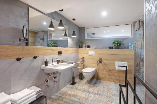 a bathroom with a sink and a toilet at Heimelige Schwarzwaldwohnung Stein in Häusern