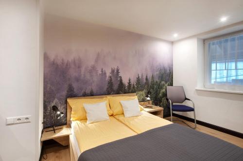 a bedroom with a bed and a painting on the wall at Heimelige Schwarzwaldwohnung Stein in Häusern