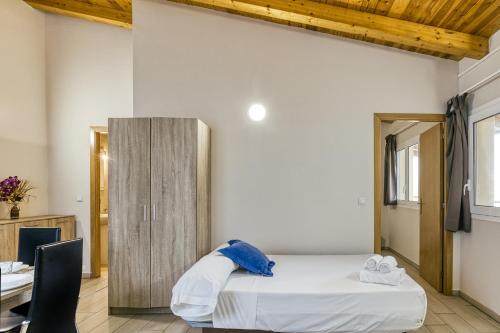 a bedroom with a bed and a wooden cabinet at Giuliano Empuria para 6 personas in Empuriabrava