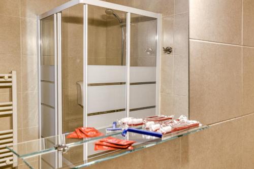 a bathroom with a glass counter with a mirror at Giuliano Empuria para 6 personas in Empuriabrava