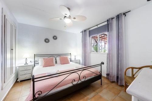 a bedroom with a bed and a window at Vista al Mar Ylenia in Almería