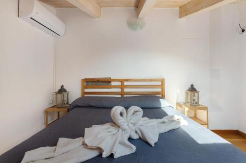 a bedroom with a bed with towels on it at Il Giostro 1 Biassa in La Spezia