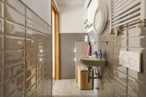 a bathroom with a sink and a shower at Il Giostro 1 Biassa in La Spezia