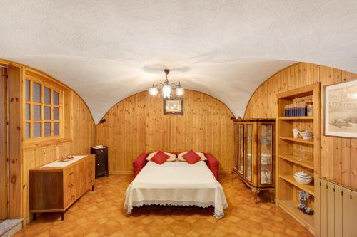 a bedroom with a bed in a room with wooden walls at Caratteristico e accogliente in Pila