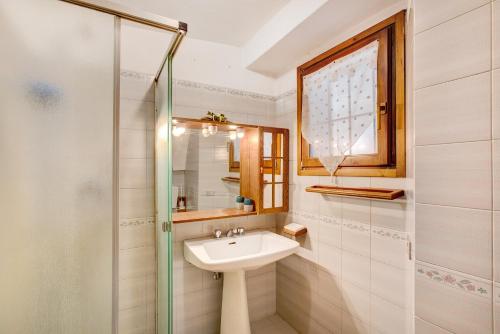 a bathroom with a sink and a shower at Caratteristico e accogliente in Pila