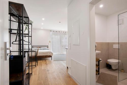 a room with a bathroom and a bedroom at Global Bnb - Ay Homes in Augsburg