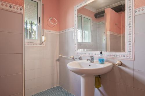 a bathroom with a sink and a mirror at Casa Cantarrana in Arriate
