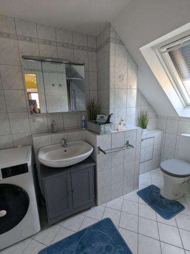 a bathroom with a sink and a toilet at Ferienwohnung Alafia in Veitsbronn