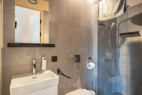 ein Badezimmer mit Dusche, Waschbecken und Toilette in der Unterkunft Tiny House Lachen in Wangen im Allgäu
