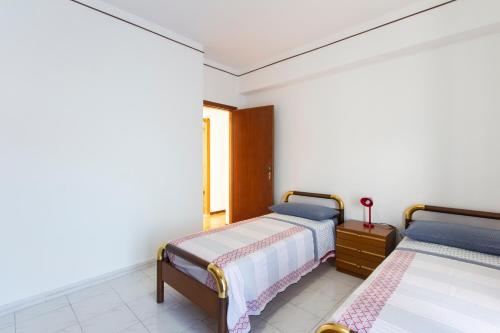 a bedroom with two beds and a window at Appartamento tra mare e montagna in Gaggi