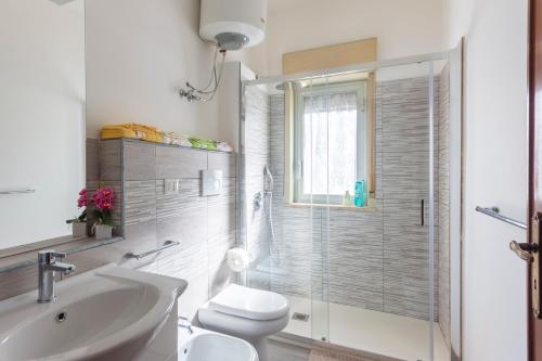 a bathroom with a toilet and a sink and a shower at Appartamento tra mare e montagna in Gaggi