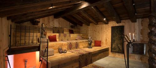 ヴェッライエスにあるConfrérie du Moyen Âgeの木製の壁の客室で、ベッド1台が備わります。