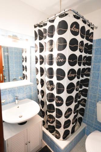 a bathroom with a black and white shower curtain at Zentral und Naturnah in Penzberg