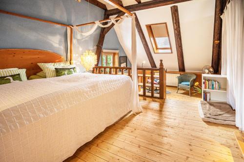 a bedroom with a bed and a wooden floor at Ferienwohnung Lieblingsplatz in Bremen