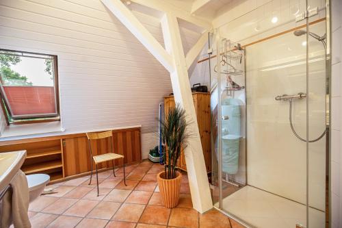 a bathroom with a shower and a toilet at Ferienwohnung Lieblingsplatz in Bremen