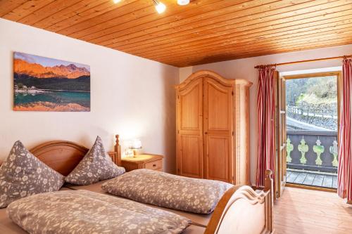 a bedroom with two beds and a window at Haus Niklos - Waldeck in Grainau