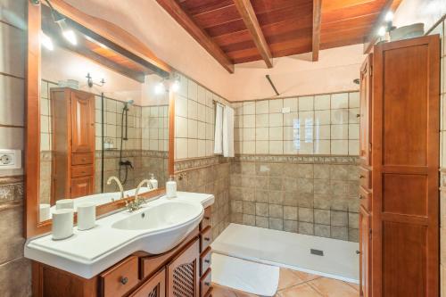 a bathroom with a sink and a shower at Gran Drago in Valverde