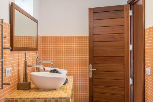 a bathroom with a sink and a mirror at Amanecer 4 in Mácher