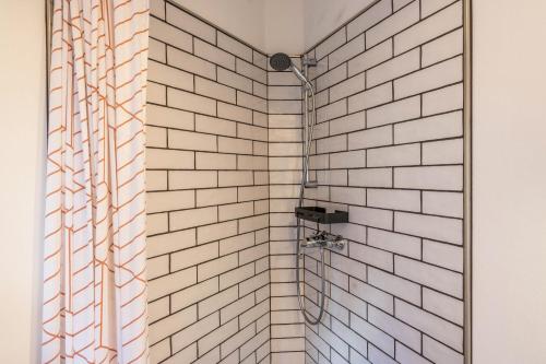 a bathroom with white subway tiles and a shower at Fewo Sankt Johann ll in Konstanz