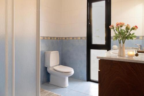 a bathroom with a toilet and a sink at Villa Aurélio in Campanário
