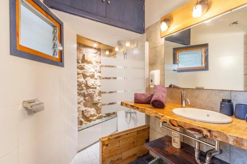 a bathroom with a sink and a mirror at Can Favo in Copóns