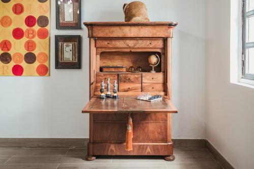 an old wooden table in the corner of a room at Bastion del Drago in Arucas