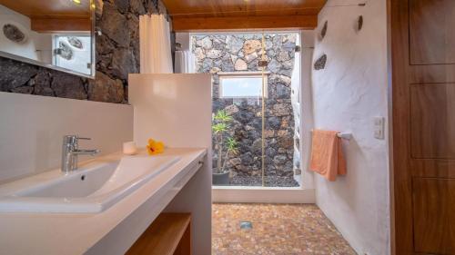 a bathroom with a sink and a window at Casa Margarita 2 in Mala