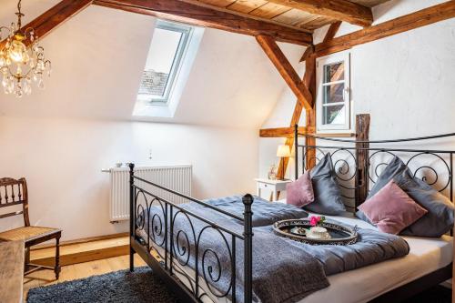 a bedroom with a black bed in a room at Kleiner Hof Rosenrot in Endingen