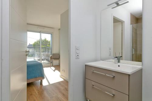 a bathroom with a sink and a mirror at Appartement Port Lin proche Océan in Le Croisic