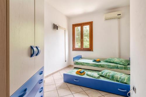 a room with two beds and a window at Appartamento Libio Porto Torres in Porto Torres