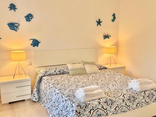 a bedroom with a bed with blue stars on the wall at Casa Greis in Stintino