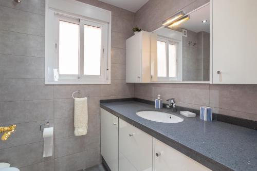 a bathroom with a sink and a mirror at Casa Sydhavshytten in Nerja
