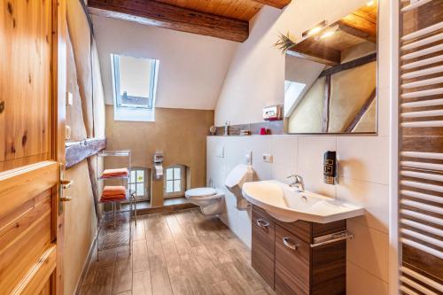 a bathroom with a sink and a toilet at Ferienwohnungen Bunge in Krostitz