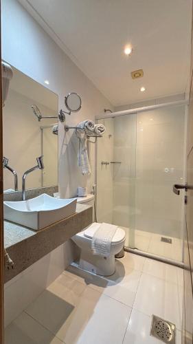 a bathroom with a sink and a toilet and a shower at Lindo Flat Completo 311 in Nova Iguaçu