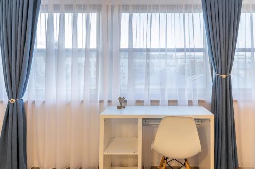 a desk and a chair in front of a window at Nahe Airport Ber Maisonettewohnung in Schönefeld