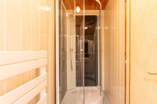 a glass shower in a bathroom with a toilet at Villa du soleil levant in Apt