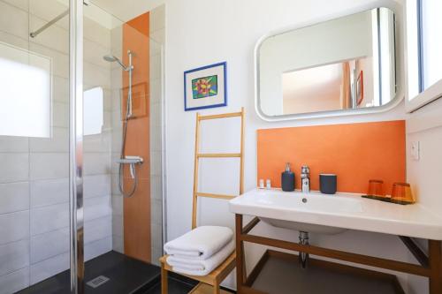a bathroom with a sink and a shower at Txori Etxea in Arcangues
