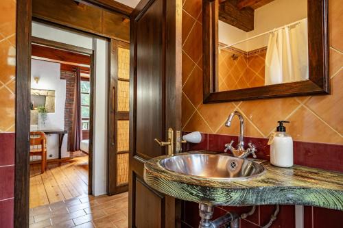 a bathroom with a sink and a mirror at Casa Florenta G2 in Cangas de Onís