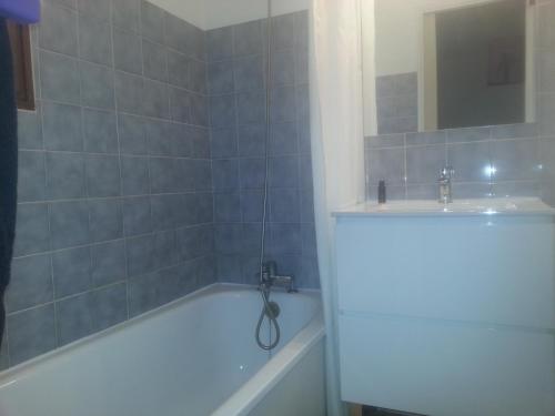 a bathroom with a white tub and a sink at Maison, Piscine sous les pins in Moliets-et-Maa