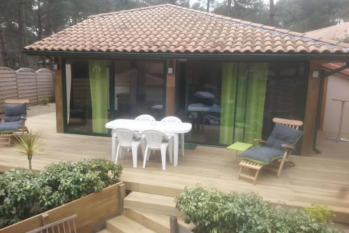 Maison, Piscine sous les pins