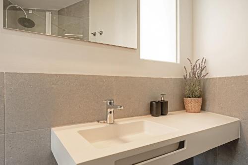 a white sink in a bathroom with a mirror at Casa Milano 3 in Jerez de la Frontera