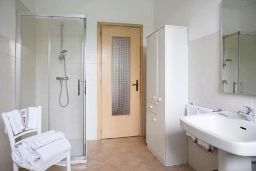 a bathroom with a sink and a shower at Casa Pianezzo Dogliani in Dogliani