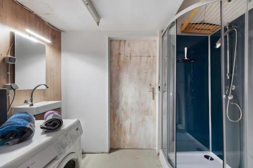 a bathroom with a washing machine and a shower at das Fass de Olle Uhlhoff in Barlt