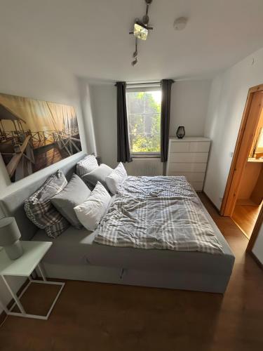 a bedroom with a bed and a window at Heiderast Wipperau in Oetzen