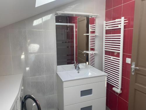 a bathroom with a sink and a mirror at Loft Grand Confort Avec Piscine in Montalzat