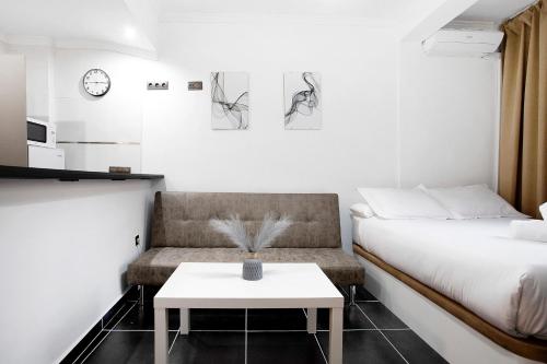 a small room with a bed and a table at Estudio centro de Torremolinos in Torremolinos