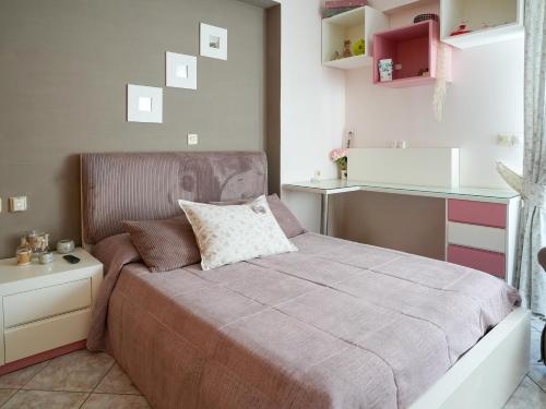 a small bedroom with a bed and a kitchen at Villa Elysian in Antimácheia