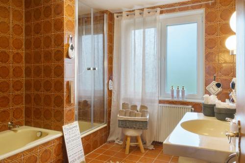 a bathroom with a tub and a sink and a shower at Küstenglück in Wilhelmshaven