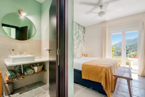 a bathroom with a bed and a sink and a mirror at Bed and Breakfast La Ruta Naranja in Adsubia