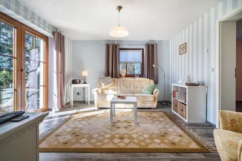 a living room with a couch and a table at Ferienwohnung Eichenhof in Blankensee